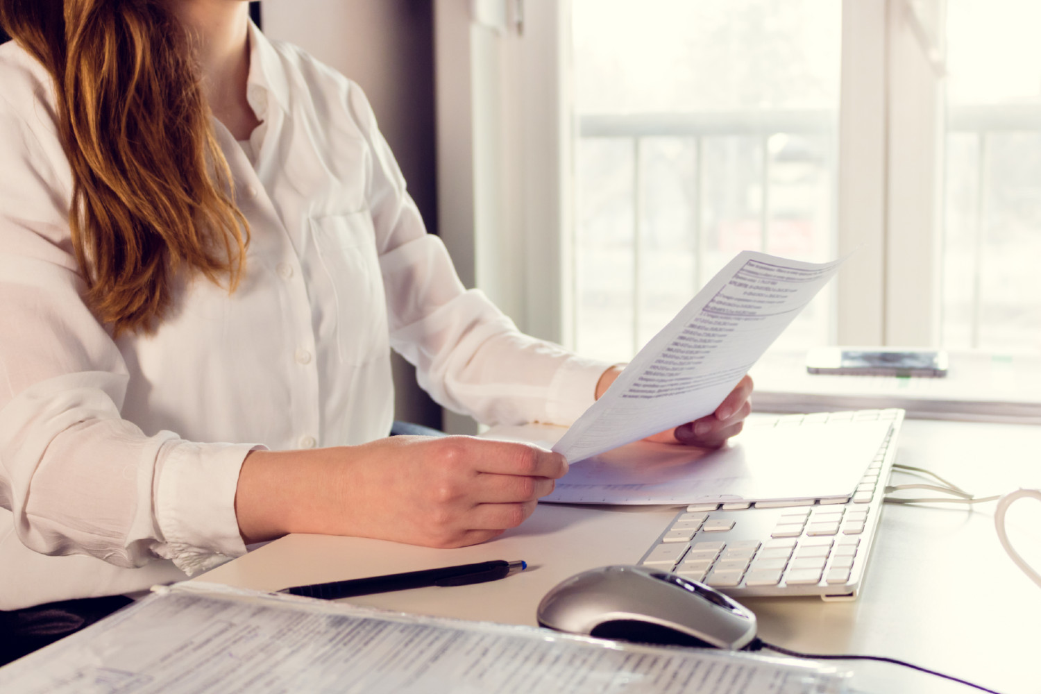 kobieta z umową w rekach